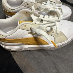 Like New Womens Pumas Size 9
