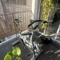 For Sale: Indoor Cycling Exercise Bike – Excellent Condition! 🚴‍♂️