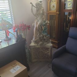 BEAUTIFUL  STAUTUE WATER FOUNTAIN