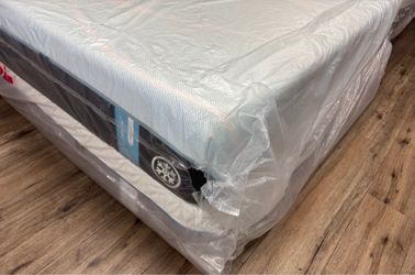 Queen Tempurpedic Pro Breeze mattress and boxspring