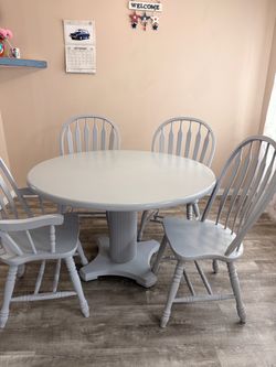 Table w/ 4 chairs