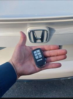 Car Keys And Remotes  / Llaves De Carro Y Controlles