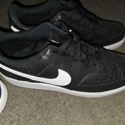 NIKE SHOES 10 1/2.. LIKE NEW HARDLY USED ..BOTH FOR 80