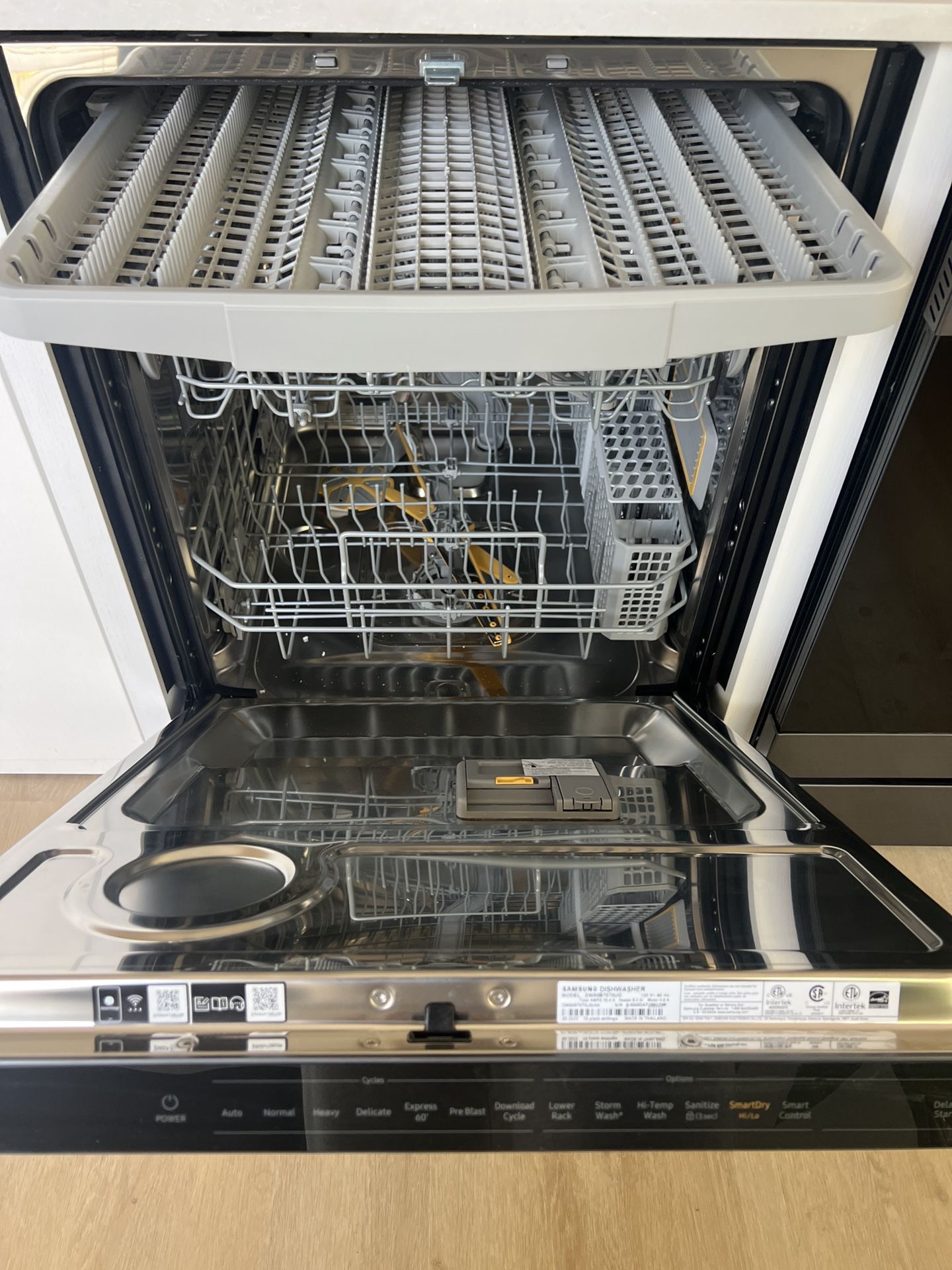 Perfect Working Brand New MSRP $1199 Smart 42dBA Dishwasher with StormWash+™️ and Smart Dry in Black