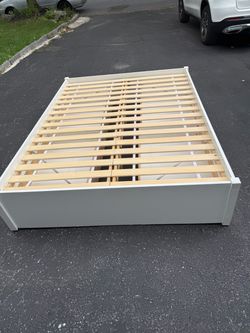 Very beautiful IKEA queen bed with four storage in great condition