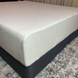 Memory Foam king mattress and boxspring. It’s very good condition. 