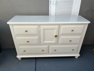 PEARL WHITE  DRESSER  7 Drawers