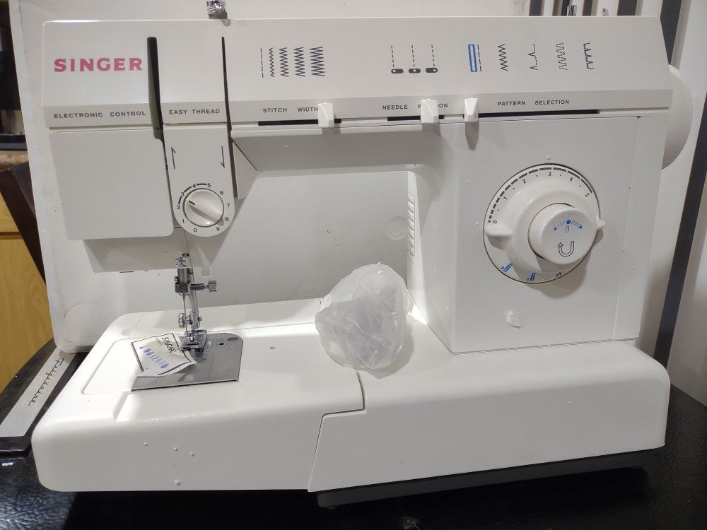 Singer Sewing Machine 5825c Electric With Pedal