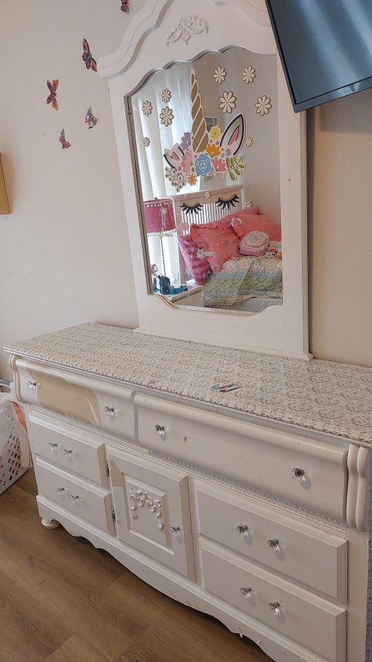 Gratis ! Tocador de Niña en Madera. En Excelente Condición. Se Puede Pintar