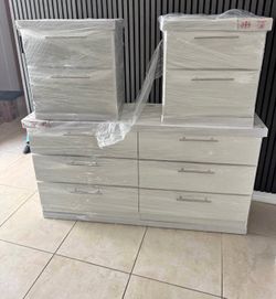 Dresser and 2 nightstands - Comoda y 2 mesitas de noche