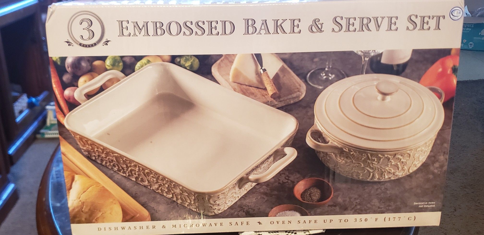 Embossed bake y serve set