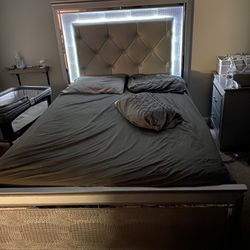 4 Piece Silver Bedroom Set (Queen) 