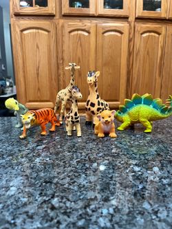 Animal Toys Play set Lot Of 7 Animals.  Preowned Good Condition .  Smoke free home
