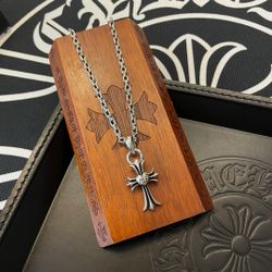 Brand new silver stylish and versatile necklace
