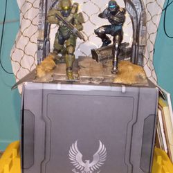 Halo5 X Box Collector's Edition Wirh Figures No Game.