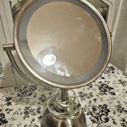 Great condition lighted makeup mirror with 10X magnifying.