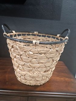 Basket with lid / storage