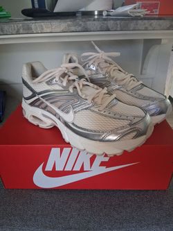Women's nike air max moto 2k size 9