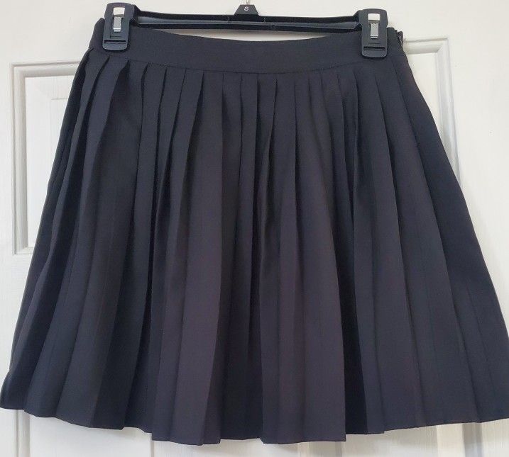 Romwe Black Solid Pleated Skirt Size S