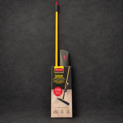 New Rubbermaid Commercial Spray Mop Kit w/ 5 Microfiber Pads
