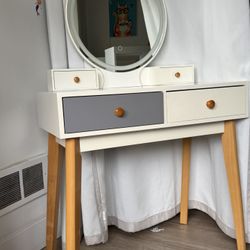 dressing table with mirror and lighting