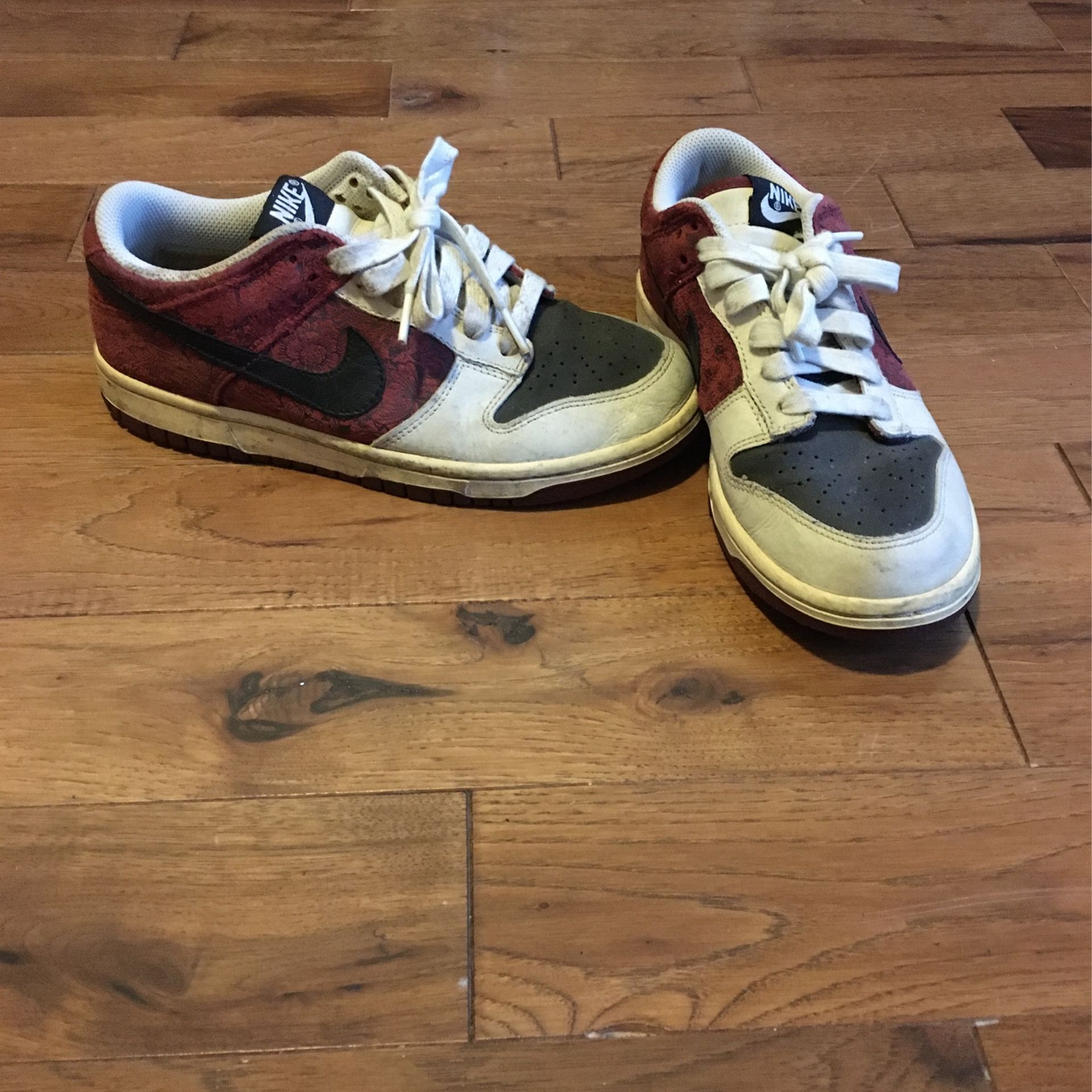 Nike Size 7 Women Low top Dunks Magenta/Biege/black