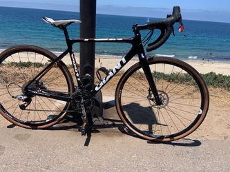 Giant tcx. Advanced. 22 speed 52c lightweight carbon fiber frame with SRAM Red components and hydraulic disc brakes