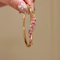 A vintage pink flower zircon bracelet with a retro court style exquisite jewelry