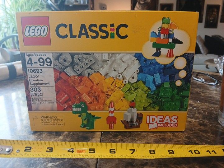 Collectible Classic Lego Creative Supplement 303 Pieces.
The Collectible Classic LEGO Creative Supplement includes 303 pieces, perfect for adding