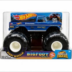 Hot Wheels Monster Trucks BIGFOOT 4x4x4 Die-Cast Metal Body 1/24 scale