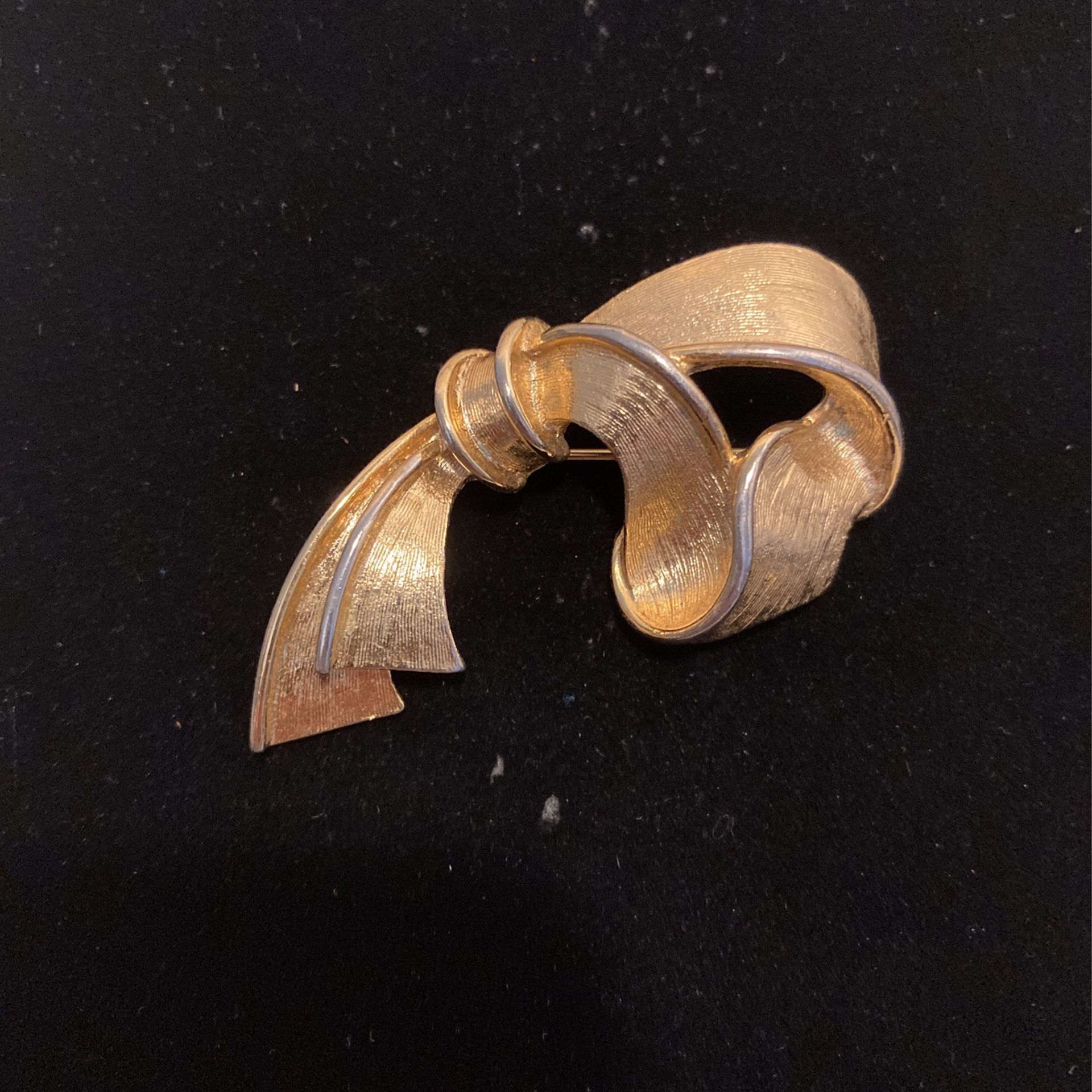 Vintage GoldToned Brooch - Pin- Ribbon- Good Quality -sale Item- Must Go - #artssoflo