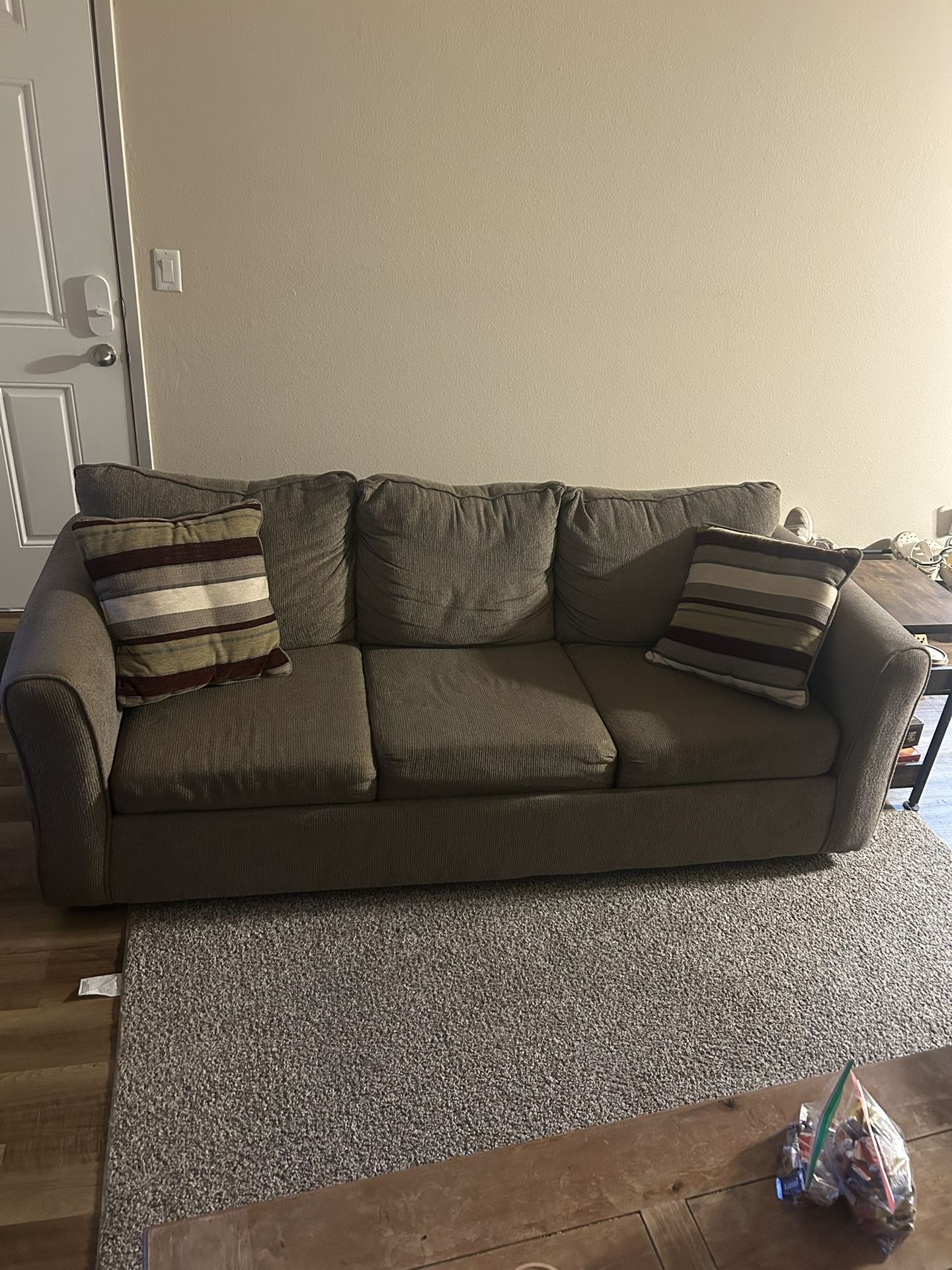 Couch (W Pull Out Bed)