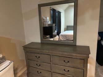 Dresser w/mirror