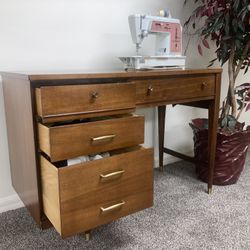 Beautiful Antique Singers Sewing Machine / Workstation with Chair