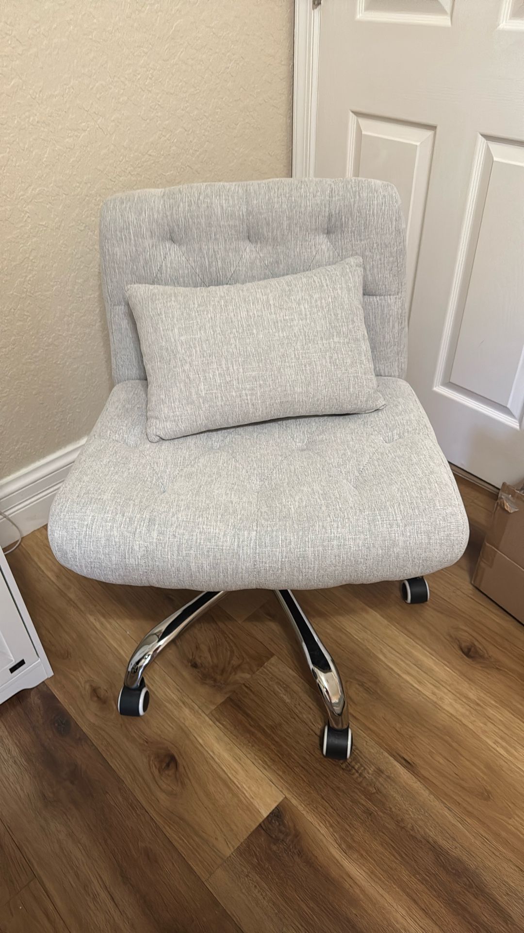 Cozy, oversize rolling chair
