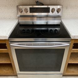 Samsung 6.3 cu. ft. Freestanding Electric Stove/Range with Rapid Boil™