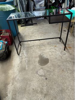 BEAUTIFUL DESK METAL AND GLASS MATERIAL GOOD CONDITION