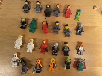 30 LEGO SPACE MINIFIGURE LOT