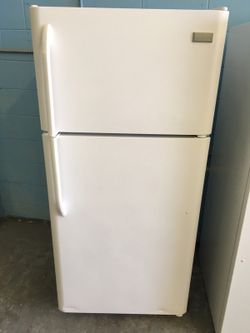 White 18 cubic foot refrigerator with ice maker