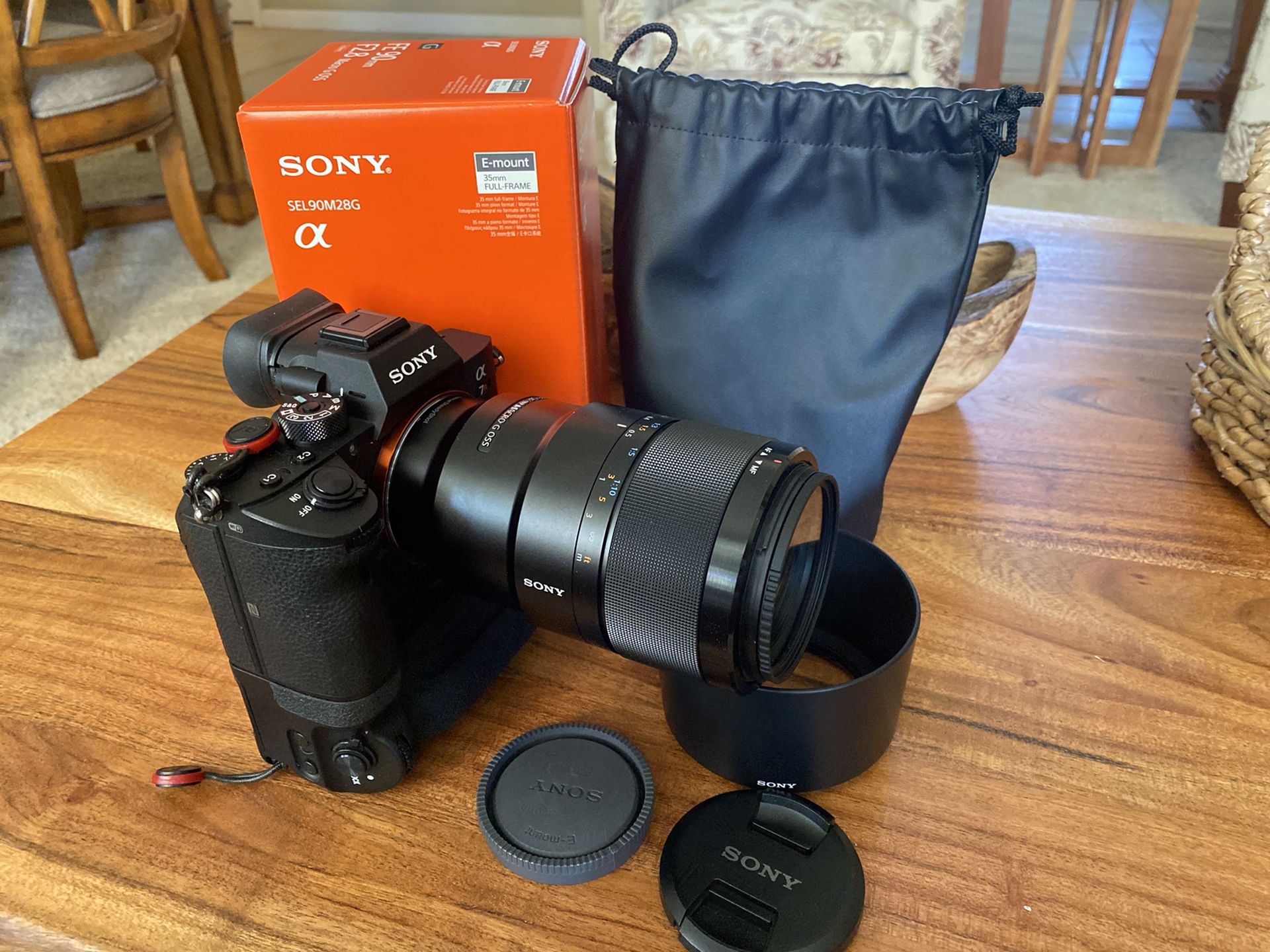 Sony FE 90 mm F2.8 Macro G OSS lens -mint!