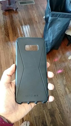 Galaxy S8+ case barely used and 2 different new screen protector. Black. Tech 21 brand.
