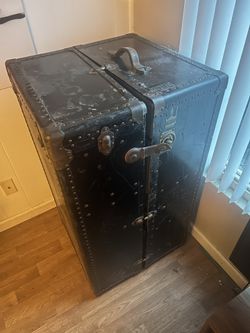 1934 Osh Kosh Traveling Closet Trunk