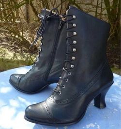 Renaissance style heeled boots