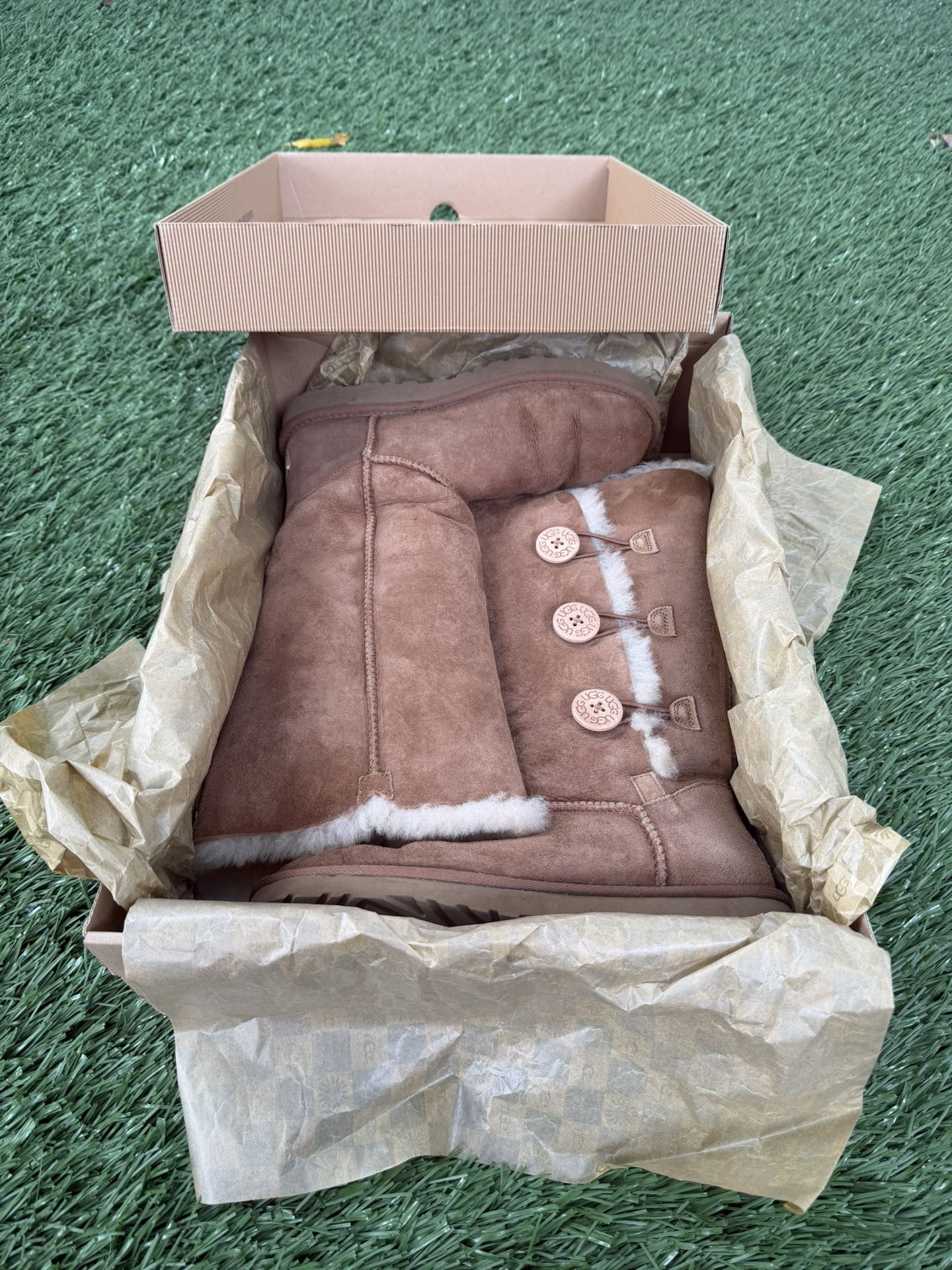 UGG Belly Button Chestnut Women’s Boots Size 9