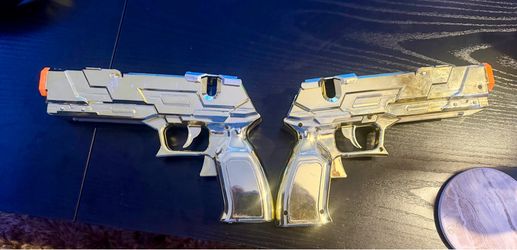 RARE Dreamgear gun accessories with 2 golden skinned Wiimotes and Dolphin Bars