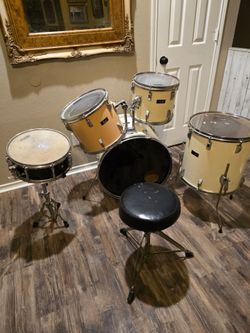 Vintage drum set