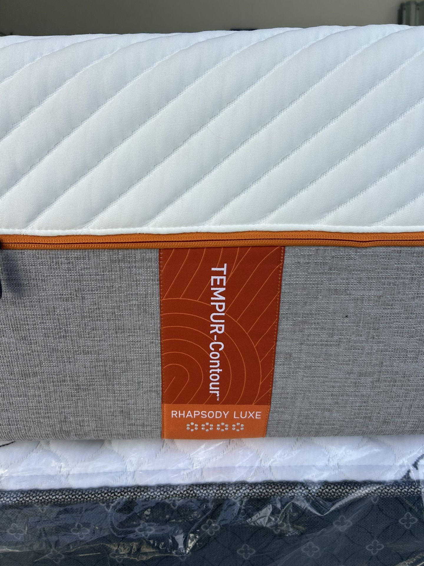 King Tempurpedic 13.5 inch like new mattress Luxury firm (firm but not ridiculous) I can deliver Ir come see first Retail $3,989 Your Price $975