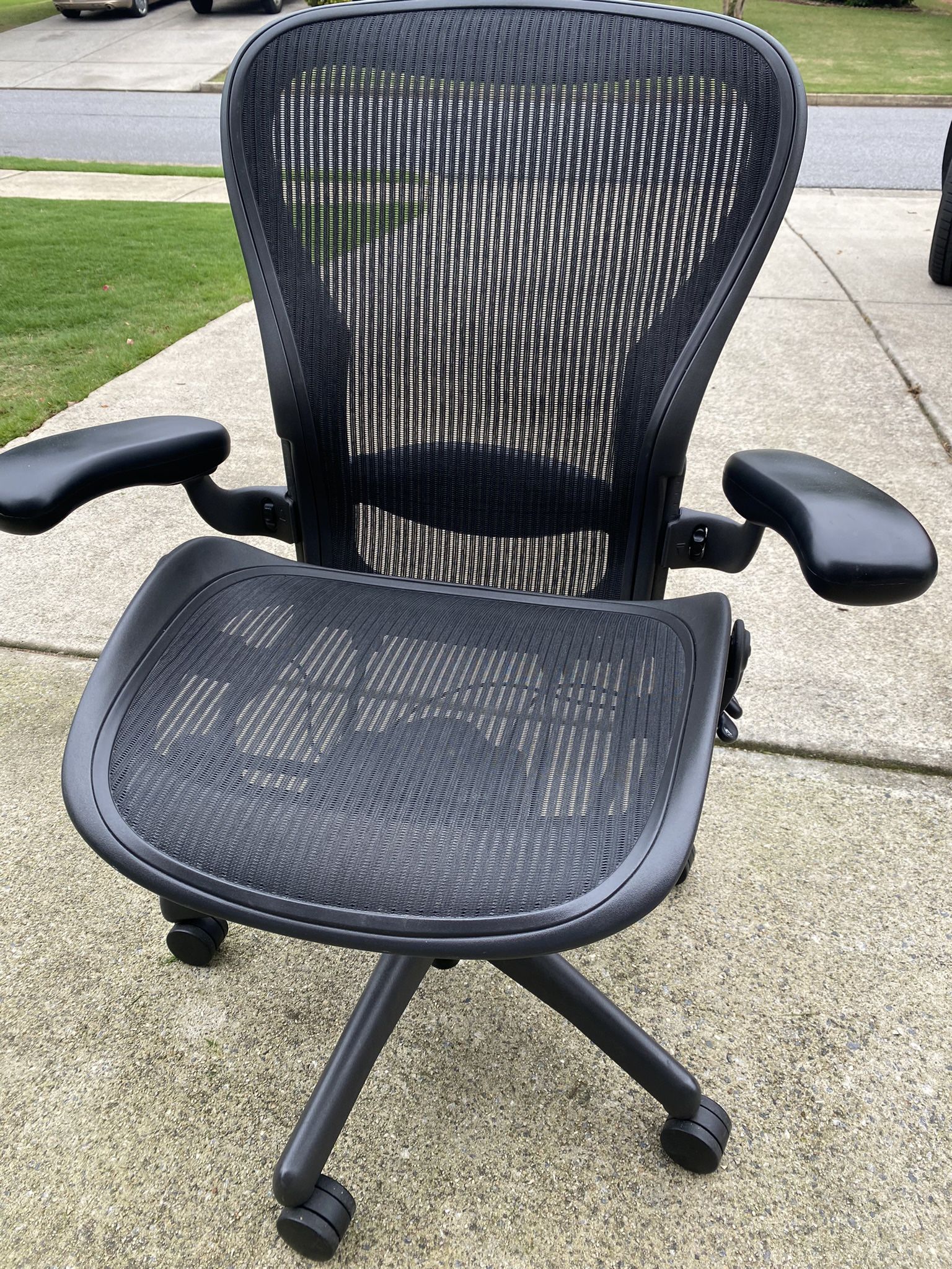 Herman Miller Aeron Chair -Size B (Dark)