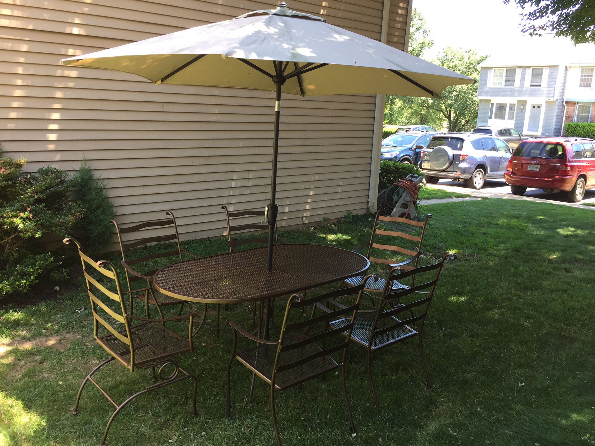 Large wrought iron patio set for sale in very good condition ready for your home party