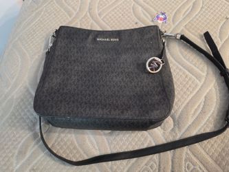Michael Kors Jet Set Travel Large Messenger Bag (Black)